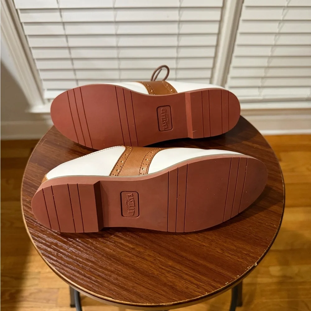 Eastland Women’s White and Brown Women's Flats! Size 8! Best Offer Accepted! 🤍🤎 - Picture 5 of 13